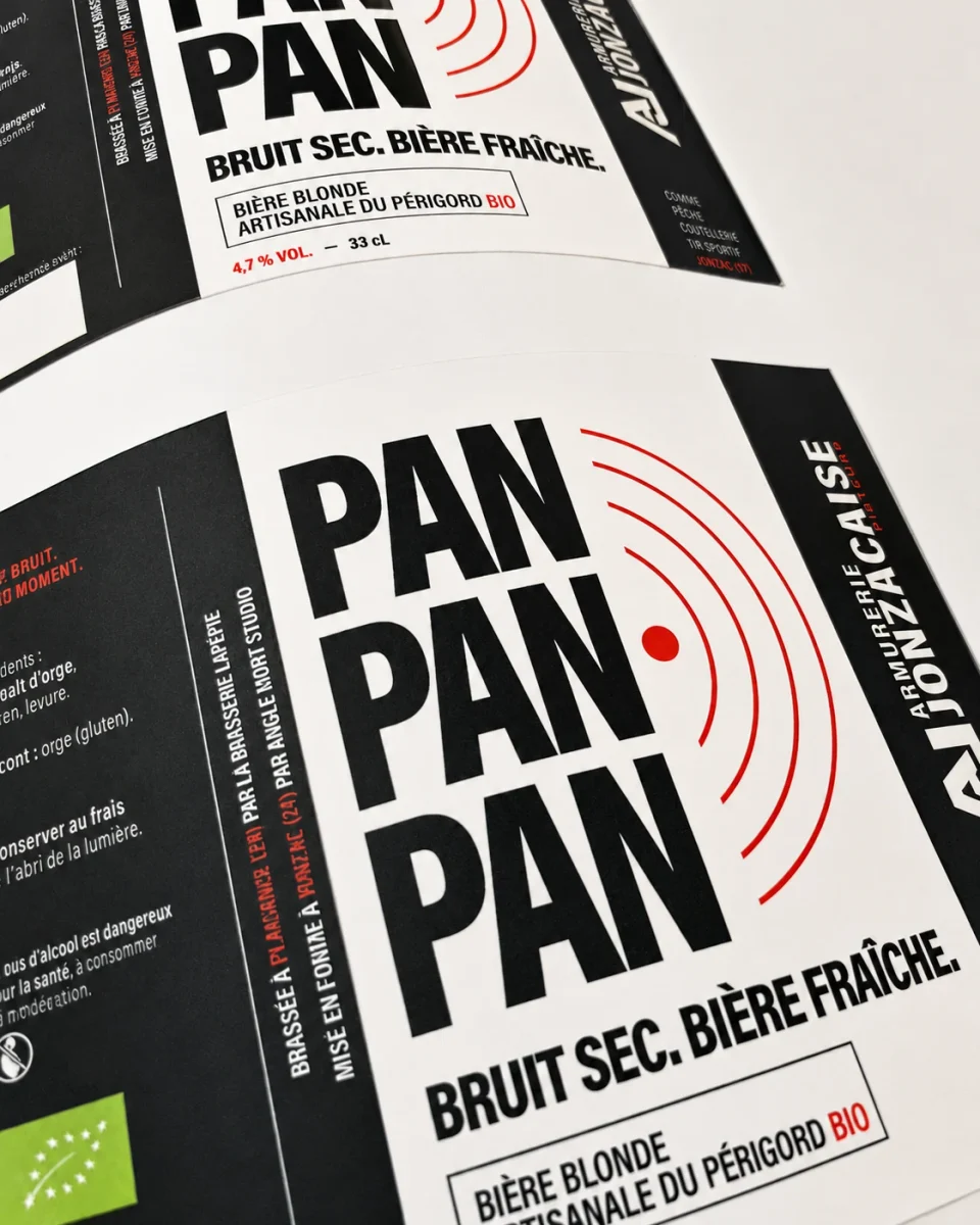 Vue rapprochée de l’étiquette PAN PAN PAN, avec la typographie noire, les ondes rouges, les informations produit et les panneaux latéraux.