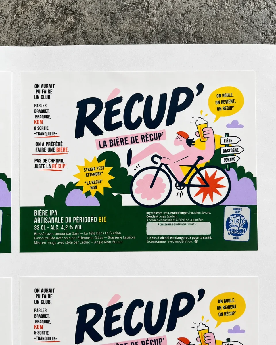 Vue rapprochée de planches d’étiquettes RÉCUP’ avec le nom bleu, l’illustration du cycliste et les informations du produit.