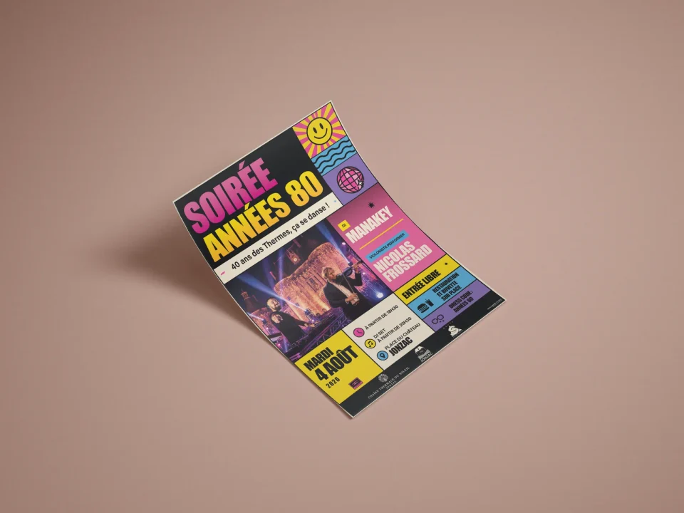 Visuel imprimé Soirée années 80 présenté en perspective sur un fond rose brun, avec les artistes, la date et les informations pratiques.