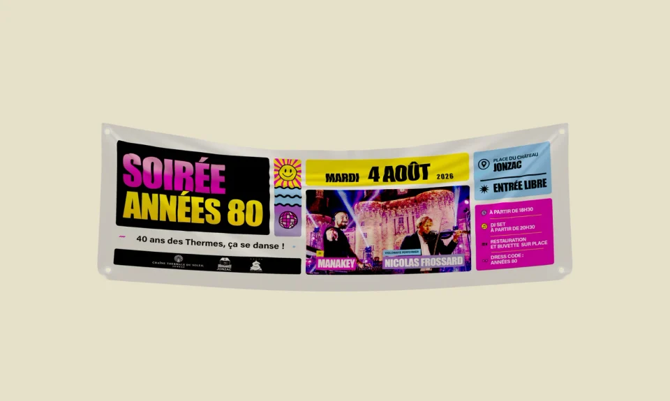 Mise en situation d’une bâche horizontale Soirée années 80, avec titre rose et jaune, photographie des artistes et informations sur l’événement.