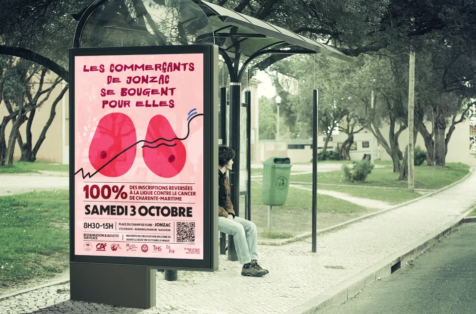 Mockup de la campagne Octobre Rose : l’affiche des commerçants de Jonzac présentée dans un panneau d’abribus, au bord d’une allée arborée.